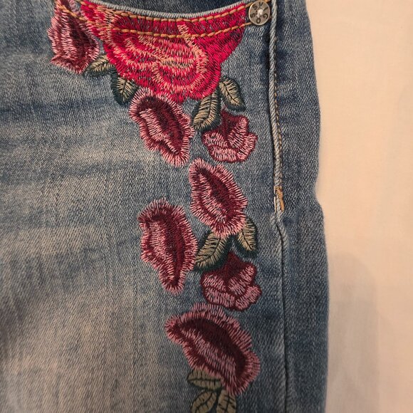 Beautiful pre-owned Vigoss women's embroidered jean shorts, size 10. - Picture 7 of 9